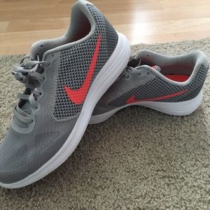 brand new nike revolution 3